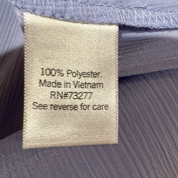 Nine West women’s size medium blue textured top button up, V-neck, tie knot NWT - Picture 6 of 7